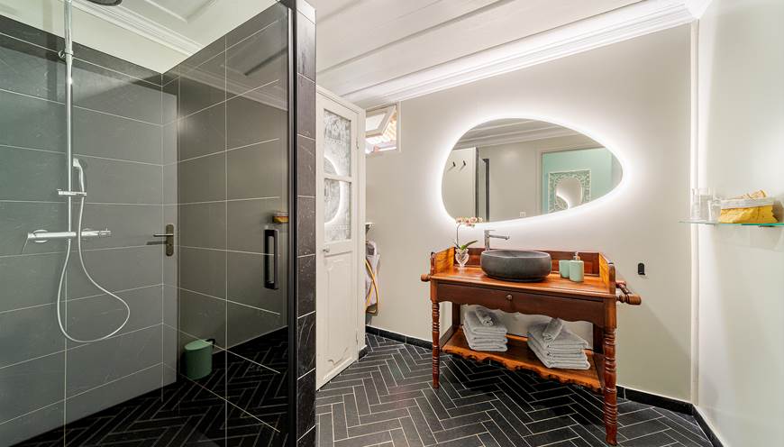 Salle de bain principale : douche à l'italienne, lave linge et sèche linge