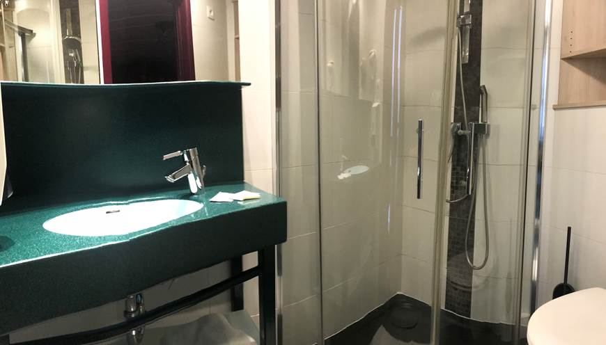 Salle de Bain privative comprenant une douche, un lavabo, un sèche cheveux et toilettes. Savon, shampoing / douche, papier wc, serviettes de main et serviettes de bain.