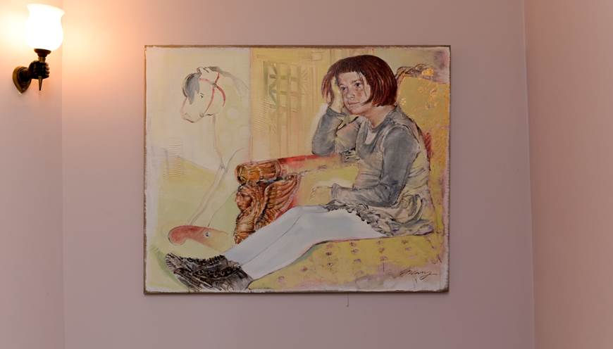 Sur le palier de la chambre Mansarde, peintures et objets de décoration