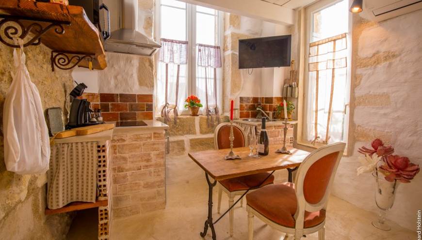 Studio cosy de 24 m² rénové avec charme et matériaux nobles dans une ancienne folie viticole