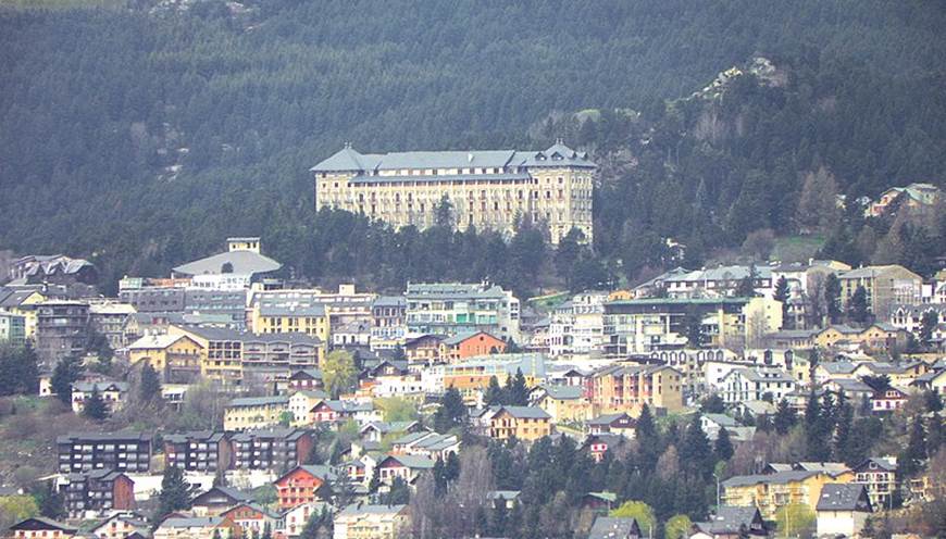 La ville au pied du Grand Hôtel et la forêt à perte de vue, pour de belles randonnées