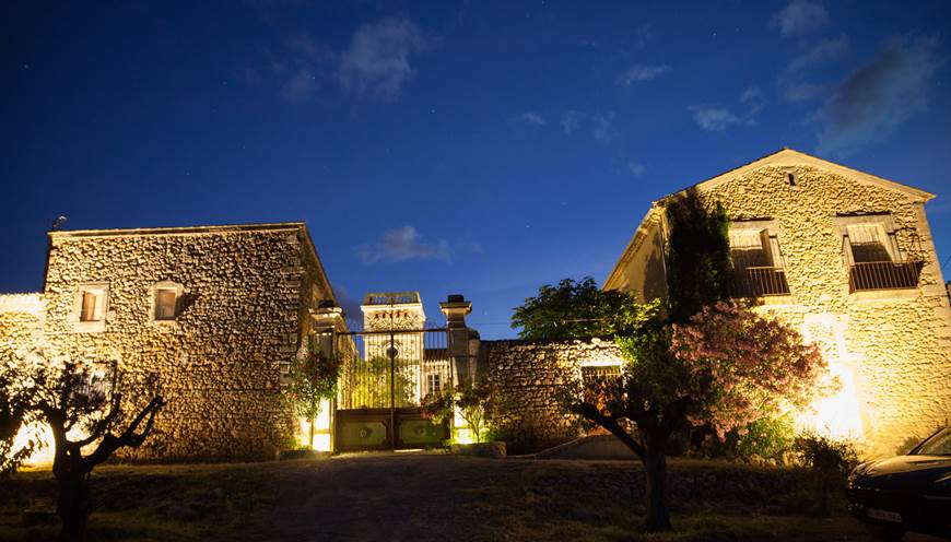 ancien domaine viticole entouré de vigne et d olivier