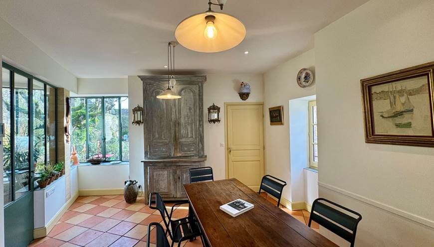 Salle à manger avec vue sur le jardin