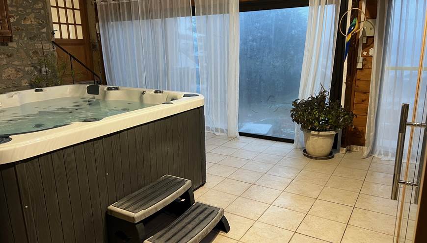 Espace bien-être dans véranda avec Spa (6 places) et Sauna
