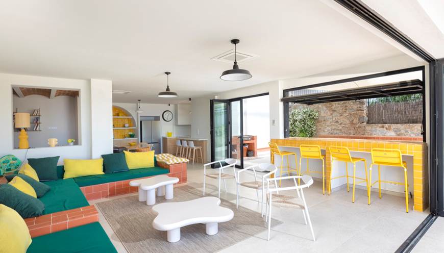 16 Oliveres Patio Salon  2