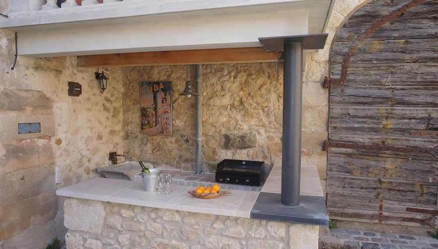 Matériaux nobles et éléments décoratifs authentiques dans une ambiance sobre et raffinée