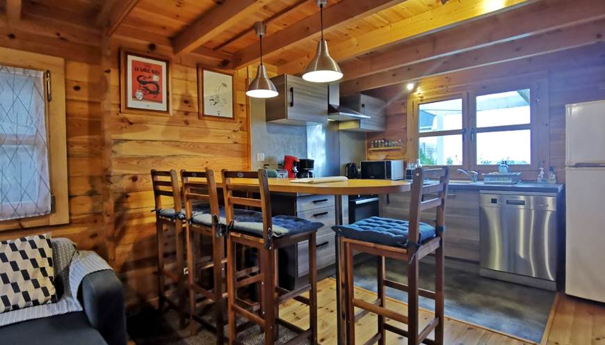 Cuisine équipée chalet 4 personnes : four, plaques gaz, lave-vaisselle, frigo congélateur XL, micro-ondes...