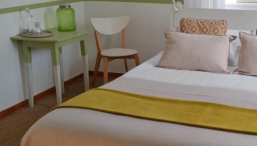 Chambre verte Mme Pierre Oger à La Malposte à Reviers Normandie