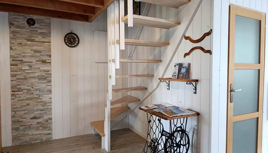 Pièce de vie du Lodge avec point infos tourisme aux Chalets de Kerescar