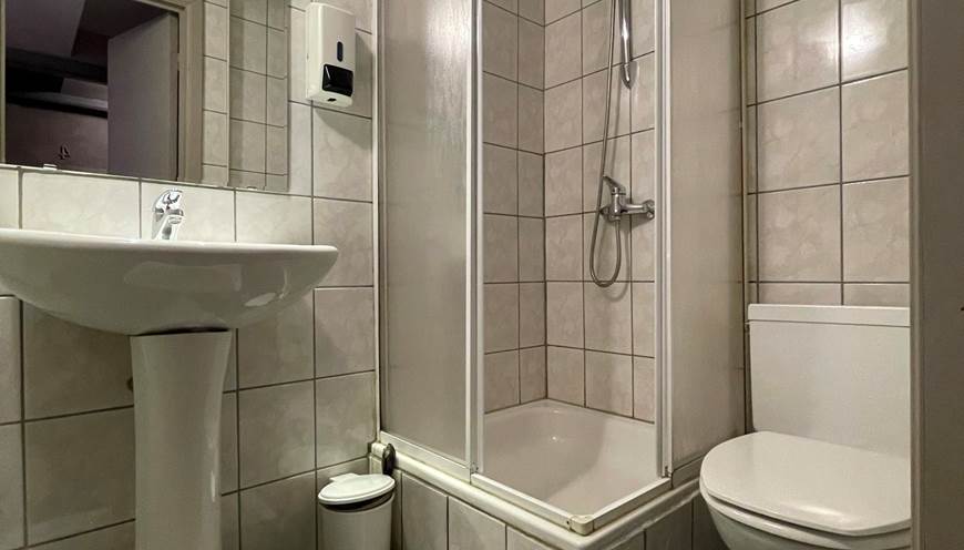Salle de Bain privative avec lavabo, sèche cheveux, douche et toilettes.  Petit savon, Shampooing/Douche, papier wc ainsi que serviettes de main et de bain.