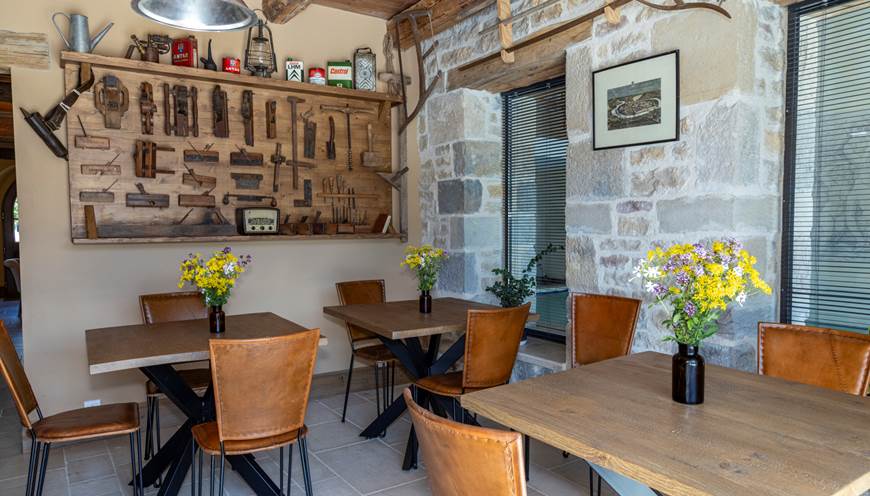 Détendez-vous dans notre salle de restaurant cocooning au Relais des Deux Tours