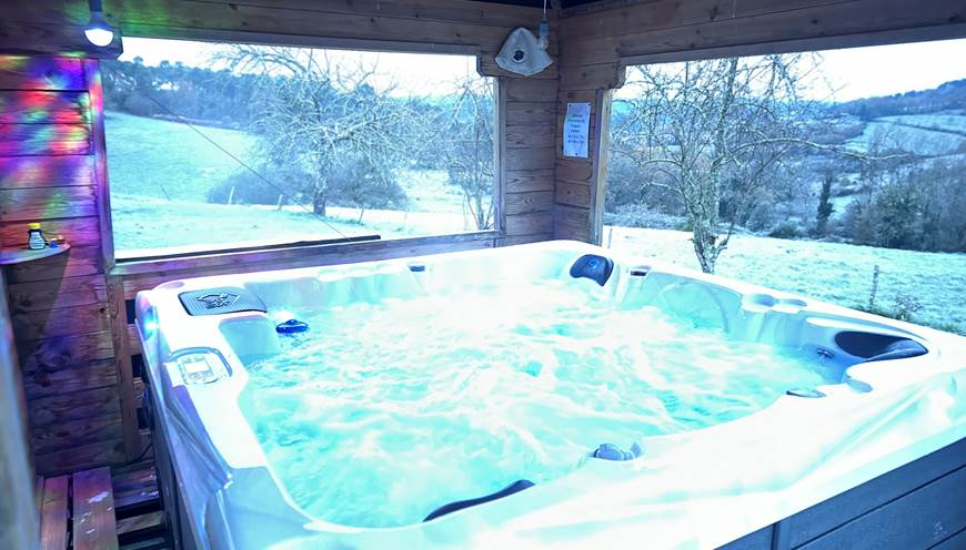 jacuzzi 5 personnes 2 places couchées et 3 places assises