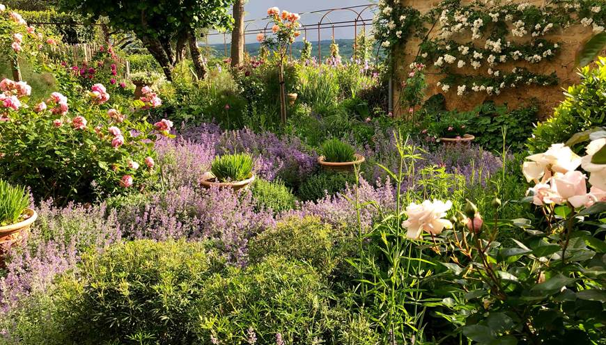 Jardin avec vue panoramique sur la vallée