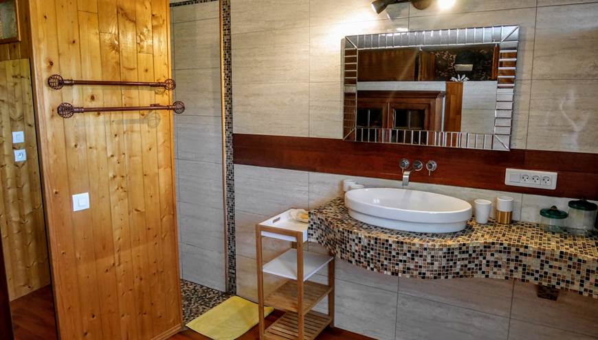 salle de bain du bas avec douche à l'italienne + toilettes