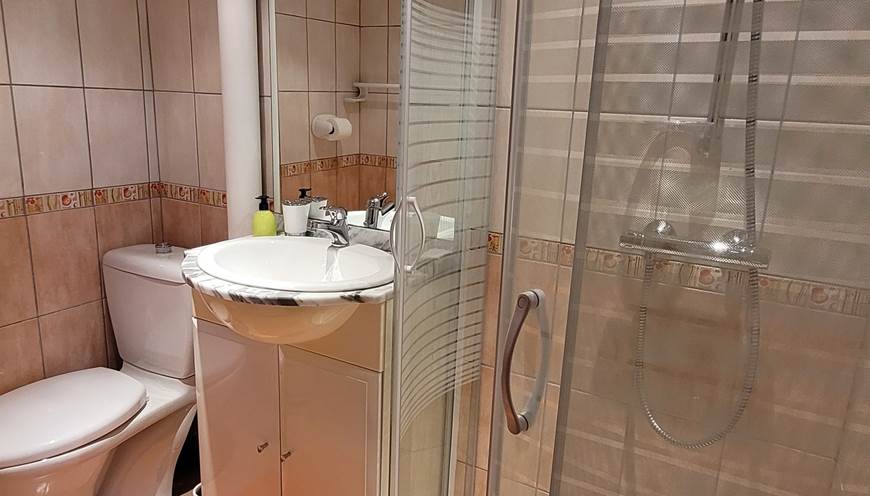 Salle eau avec douche et toilette à l'étage