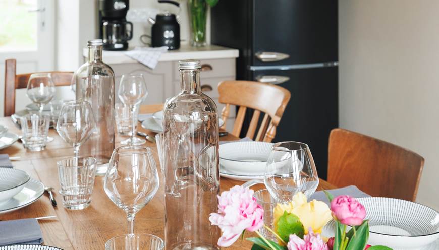 Vue table et frigo V gite de charme Le Quatre Feuilles proche du Puy du Fou