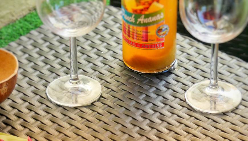 apéro servi sur table terrasse extérieure