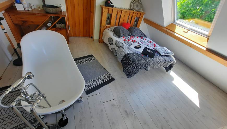 La chambre avec sa baignoire