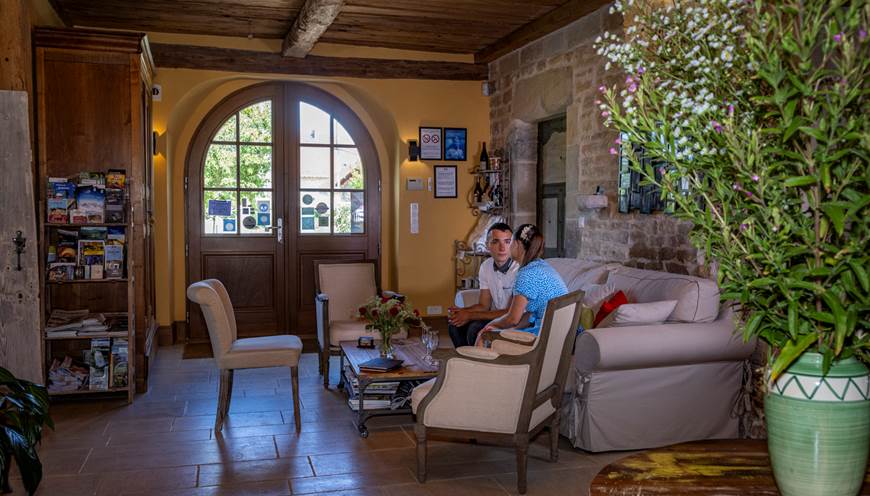 S'installer confortablement dans le hall d'accueil du Relais des Deux Tours