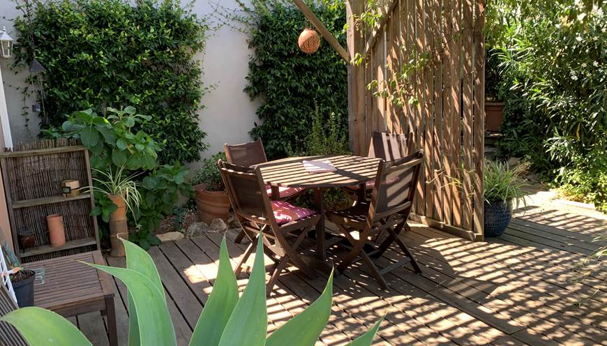 La terrasse est ombragée par un magnifique jasmin