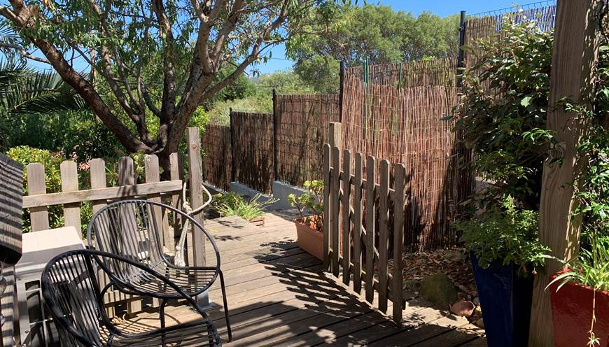 La petite terrasse s'ouvre sur le vieil amandier