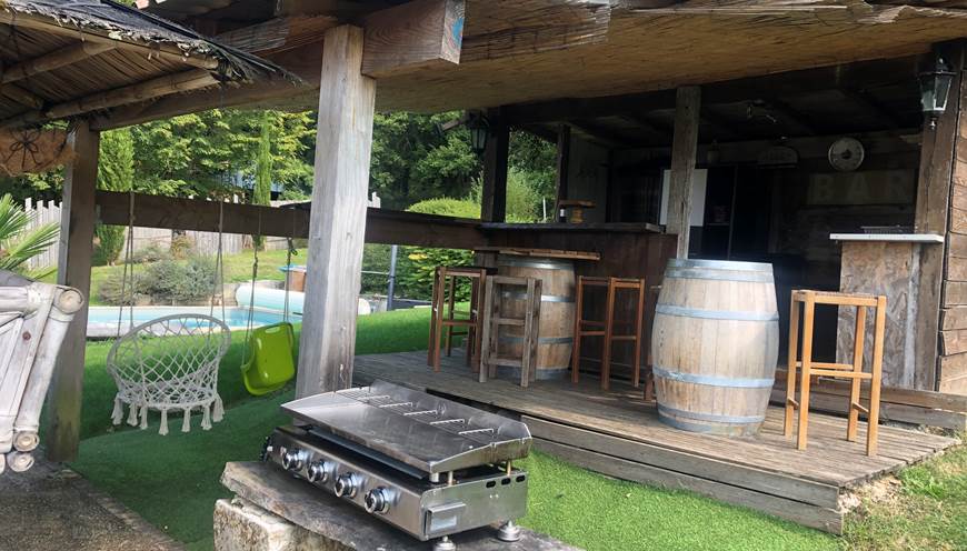 payotte et cuisine d'été avec plancha à l'espace piscine