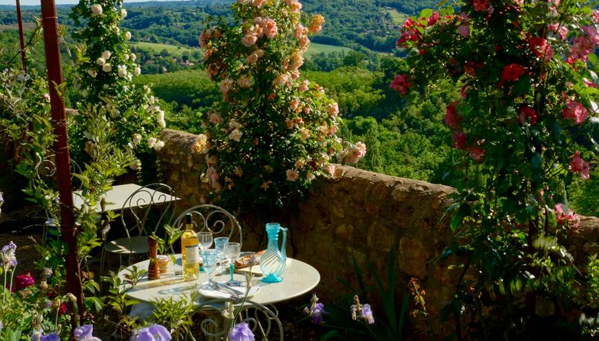 Un apéritif dans le jardin suspendu avec vue panoramique sur la vallée