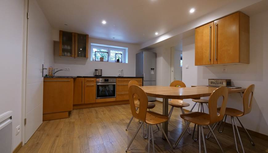 Une cuisine entièrement équipée