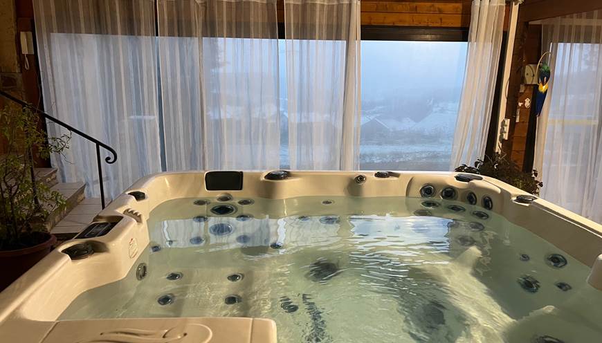 Espace bien-être dans véranda avec Spa (6 places) et Sauna