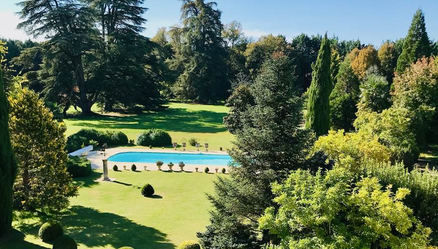 Vue sur le parc et la piscine