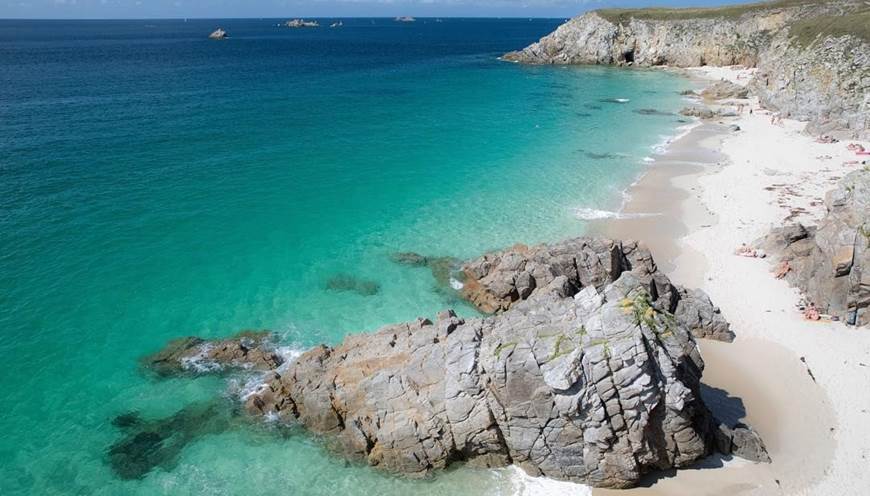 Les plages turquoises à 150 mètres des chalets de Kerescar offrent un cadre exceptionnel pour des vacances en bord de mer en Bretagne