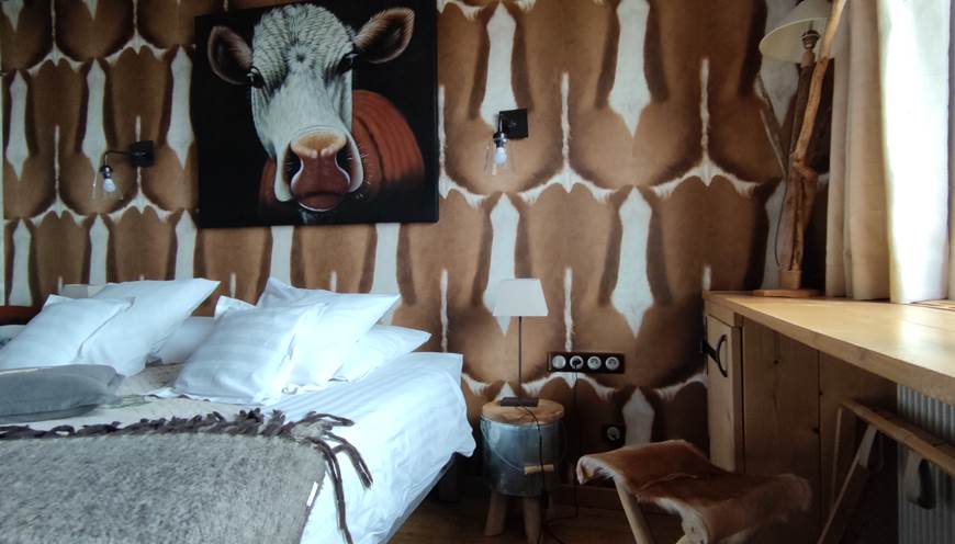 tapisserie vache et meuble en bois