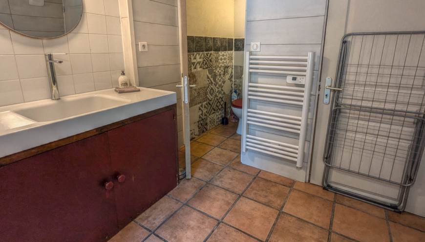 Salle d'eau privatif. Douche, lavabo, WC