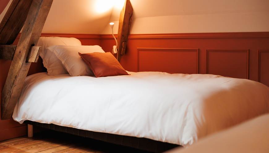 Chambre terracotta lit simple gite de charme Le Quatre Feuilles proche Puy du Fou