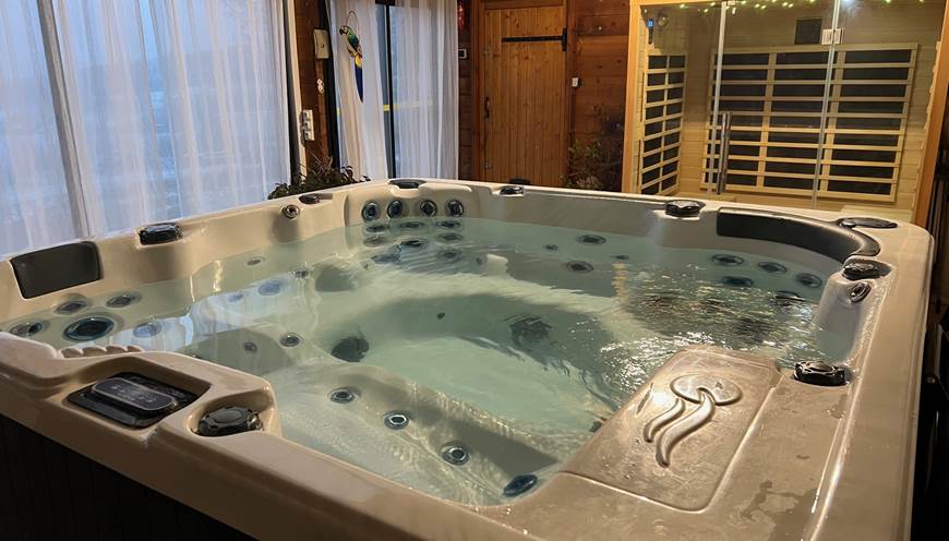 Espace bien-être dans véranda avec Spa (6 places) et Sauna