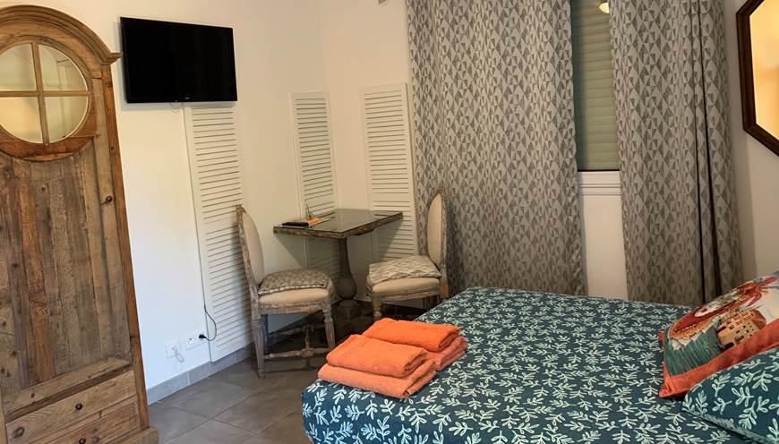 une chambre chaleureuse et confortable