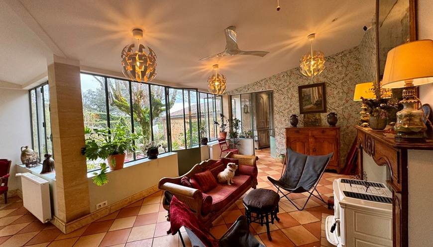 Le salon d'été véranda avec accès au jardin