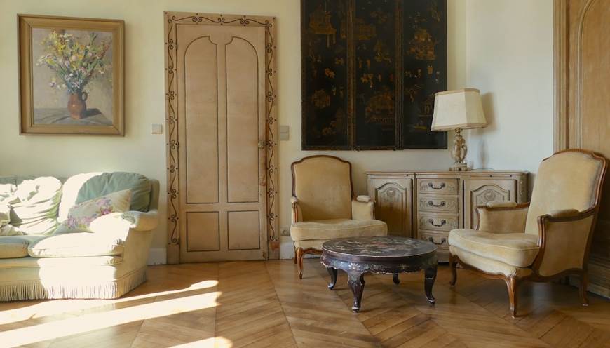 gite-proche-angers-salon-bibliothèque-table de jeux