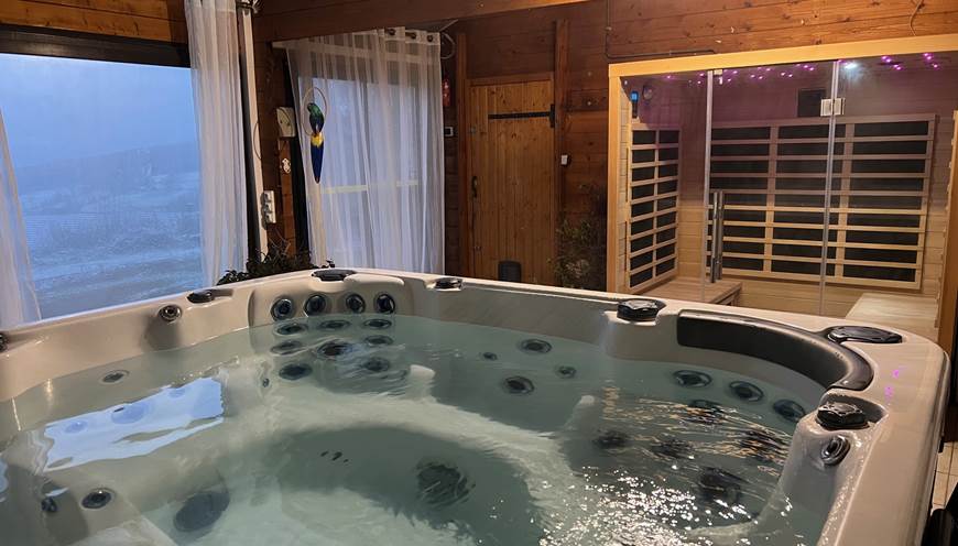 Espace bien-être dans véranda avec Spa (6 places) et Sauna