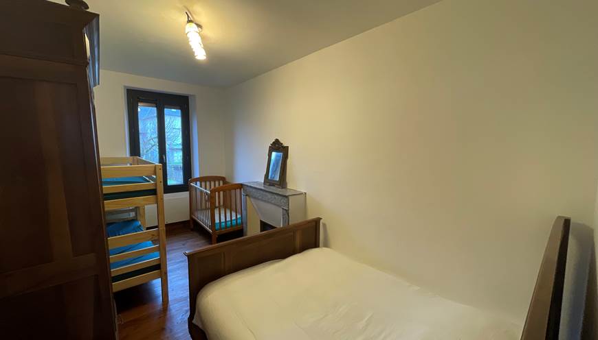 Chambre B (3 lits : Double, superposé + lit bébé) Hébergement Rignac Aveyron