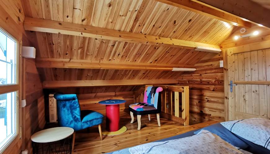 Chambre parentale en mezzanine avec lit Queen size aux Chalets de Kerescar à Plouarzel