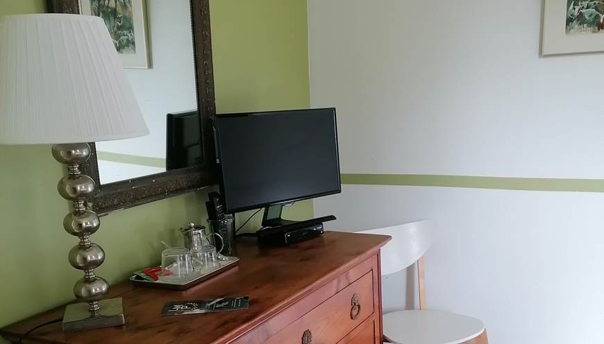 Chambre verte Mme Pierre Oger à La Malposte à Reviers Normandie