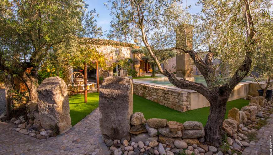 Terrasse calme et ombragée avec coin repas, sans vis-à-vis, donnant sur la piscine