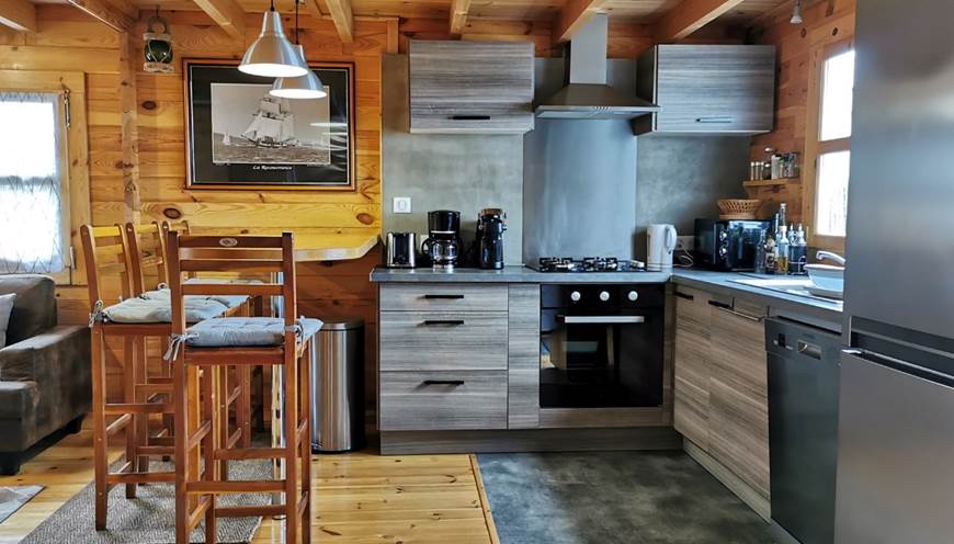 Cuisine équipée chalet 4 personnes : four, plaques gaz, lave-vaisselle, frigo congélateur XL, micro-ondes...