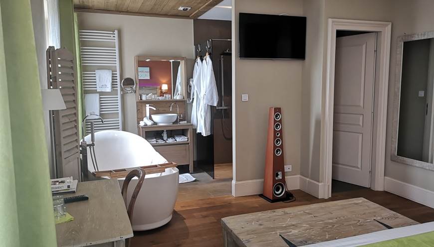 Découvrez la salle de bain ouverte de la chambre Pergaud