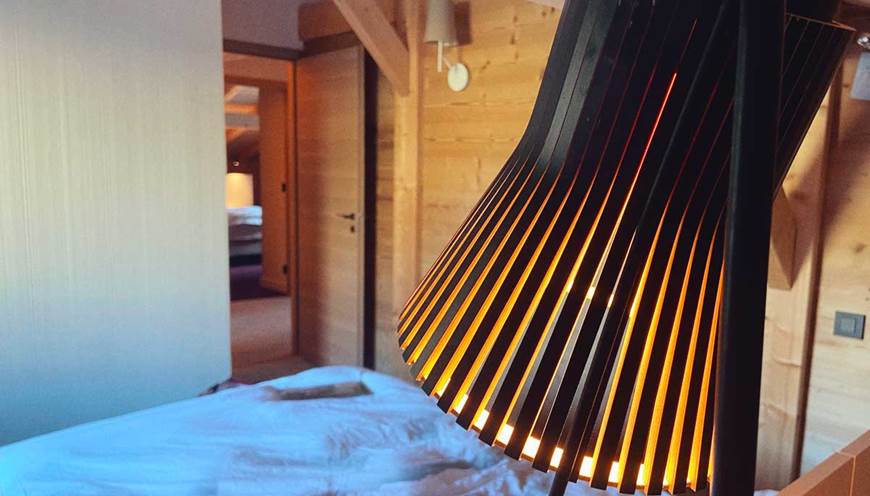 Chambre-et-lampe-de-chevet-Sommand-chalet-de-luxe-Carroz-de-maryjpg