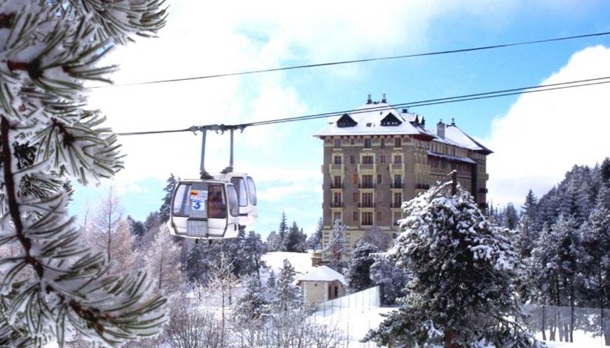Cette saison, nouvelle télécabine Airelles Express, relie le village au pied des pistes Font Romeu Pyrénées 2000. Ouverture station du 1er décembre 2023 au 01/04/2024