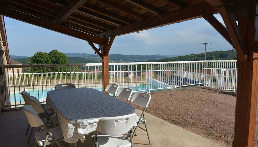 terrasse abrité et table extérieur