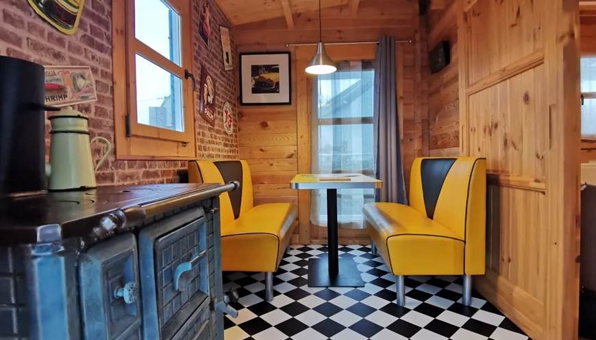 Espace repas "Diners' Café" vue sur mer au Chalet Ouessant