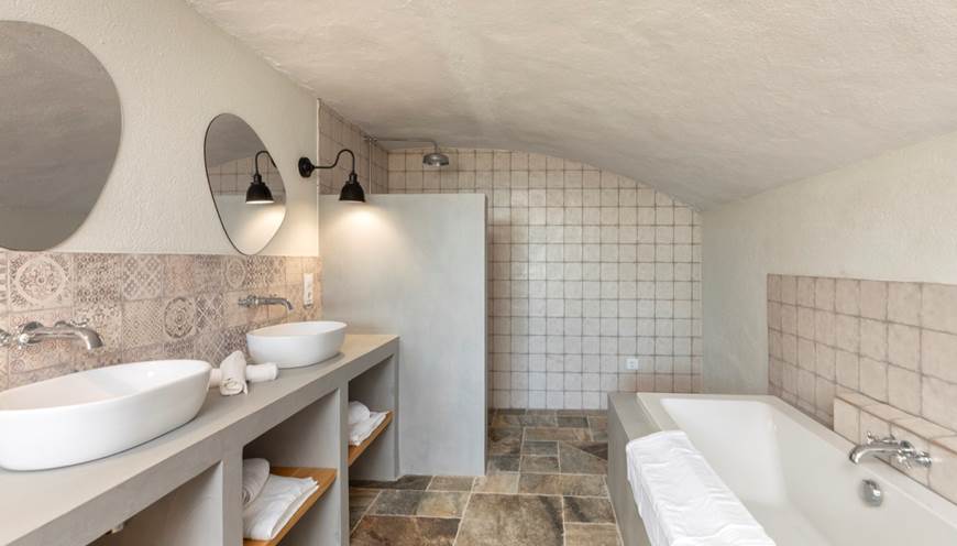 33 Oliveres Citerne Chambre parentale salle d'eau